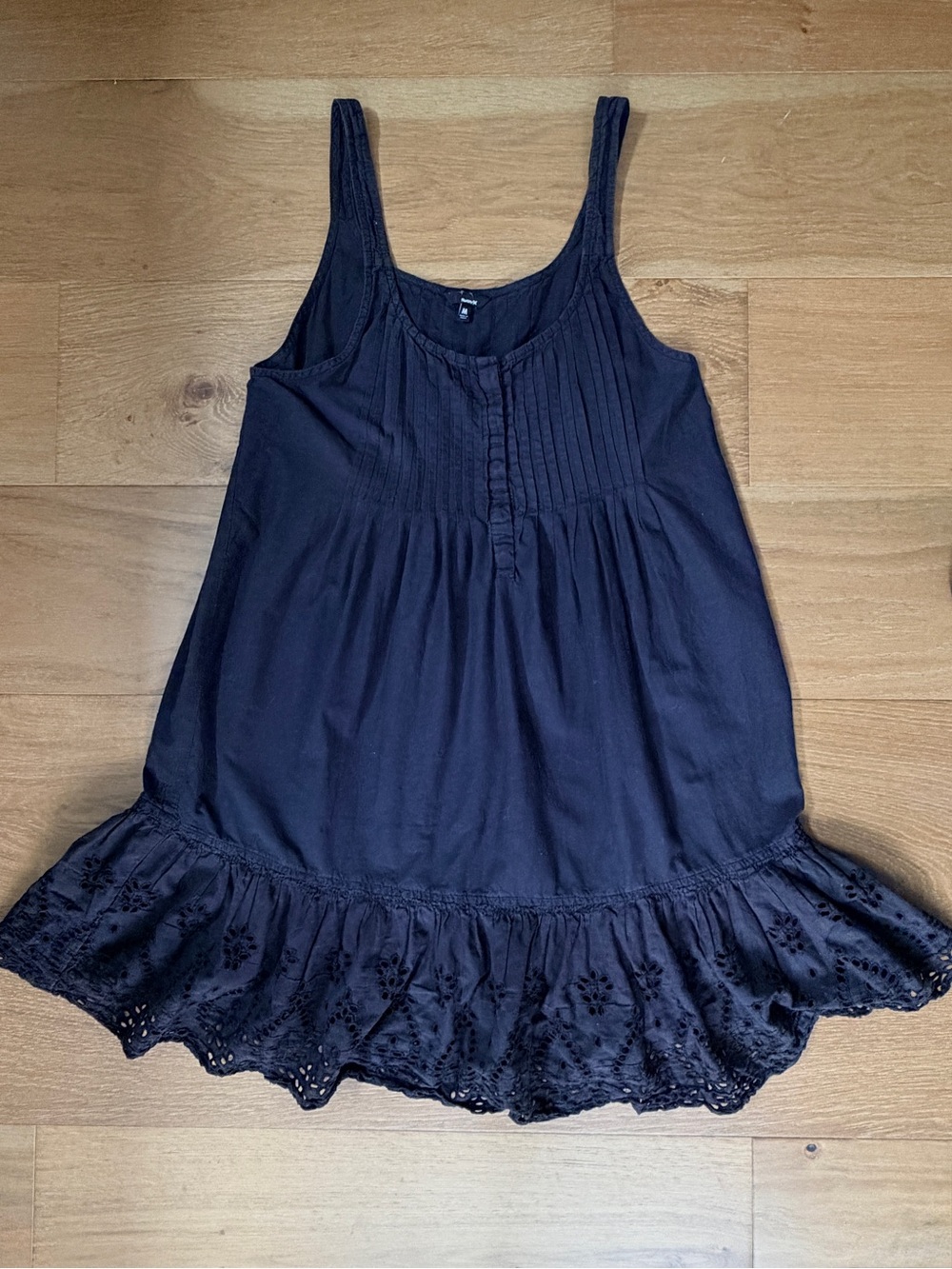 Hurley Boho Surf Mini Dress Black Pintuck Eyelet Ruffle Hem Babydoll Beach Wms M